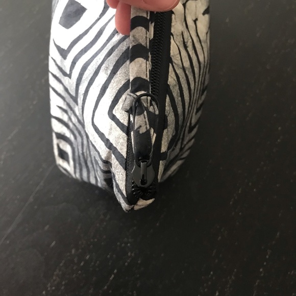 Queen Alaffia Makeup Bag Made in Ghana - Picture 5 of 7